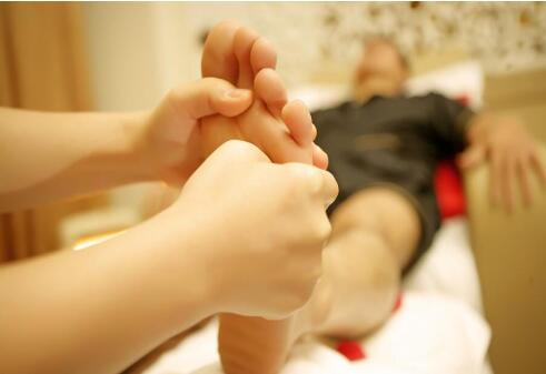 怎么進行足底按摩？南寧美容學校送教程