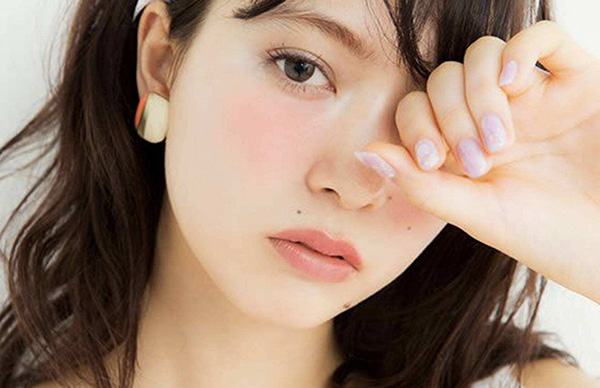 “剛睡醒妝”化妝教程，無辜又性感