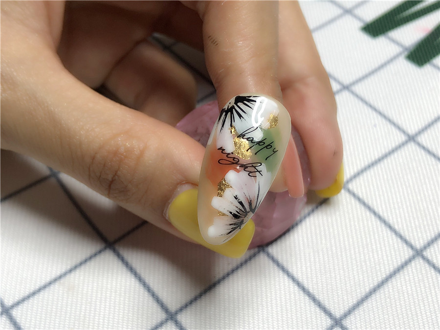 南寧美甲學(xué)校：指間開花，花開半夏