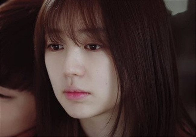 南寧化妝學校：花瓣咬唇妝，秒變水潤透白