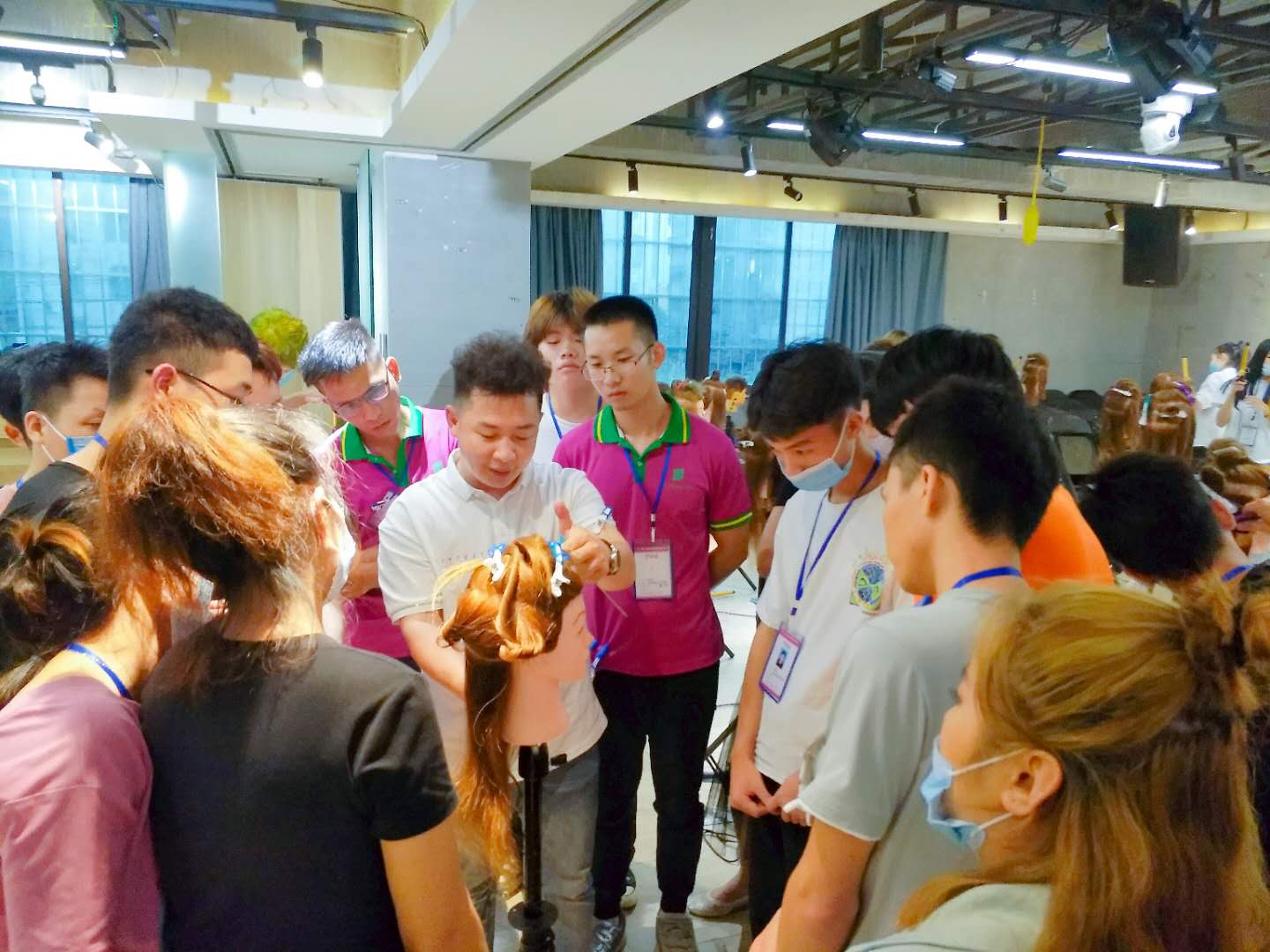 南寧美發(fā)學(xué)校：時(shí)尚電棒造型班開班，人氣爆棚