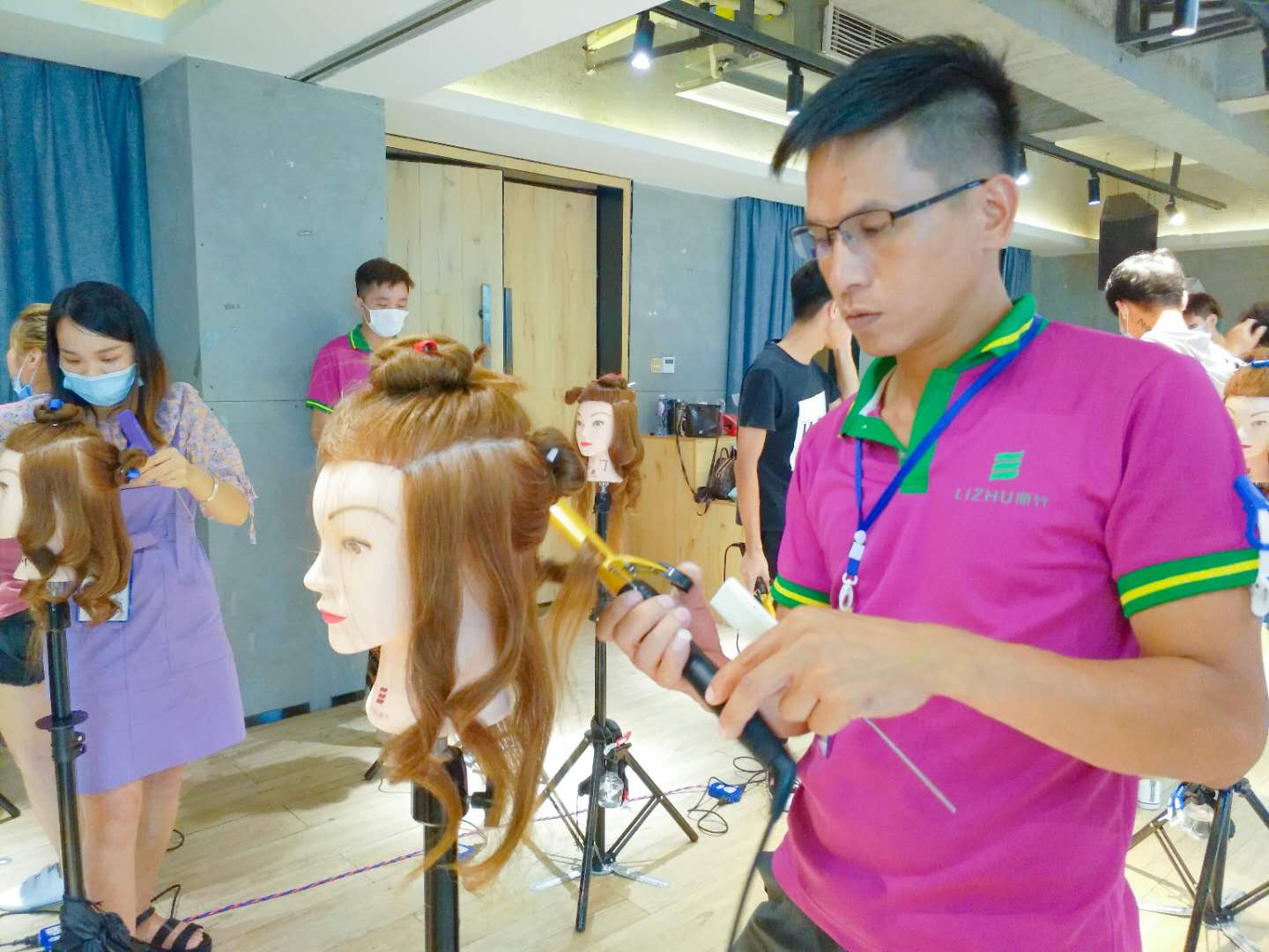 南寧美發(fā)學校：電棒造型？小菜一碟