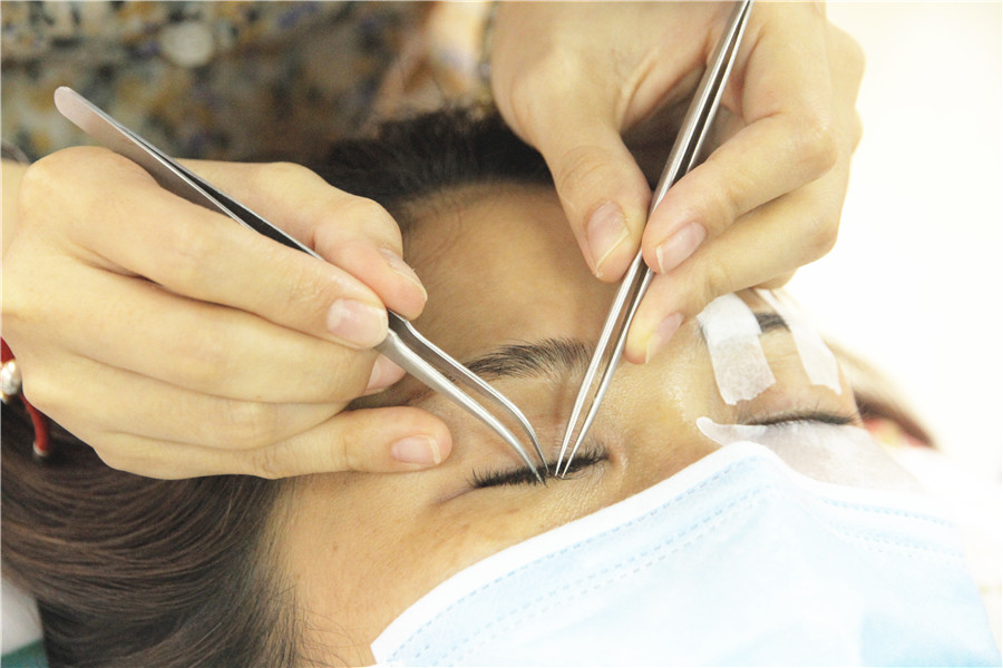 南寧美睫學校：睫毛彎彎，眼睛眨啊眨