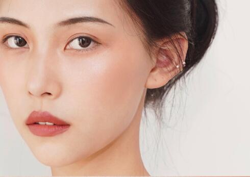 南寧化妝學(xué)校：“純欲妝”的化妝要點(diǎn)