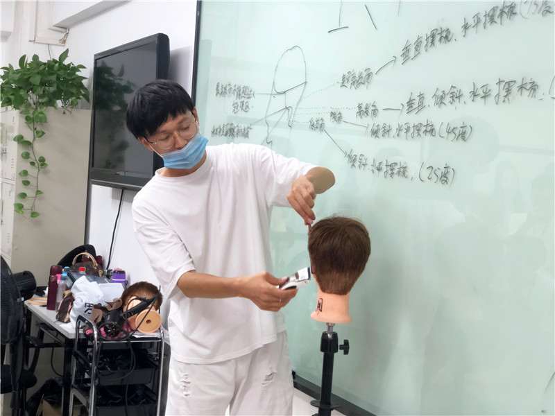 南寧美發(fā)課堂：360度男發(fā)手法演練，輕松攻破剪發(fā)難題