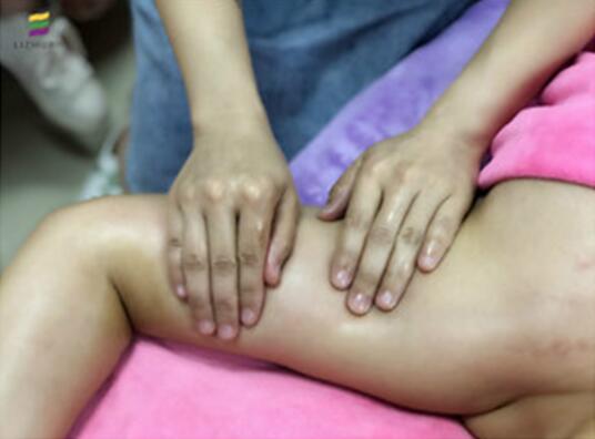 淋巴排毒的手法演練，南寧美容培訓(xùn)學(xué)校課堂實(shí)況