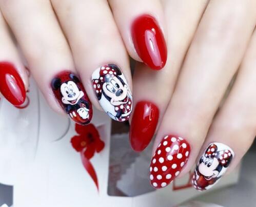 南寧美甲學(xué)校：指甲有劃痕怎么辦？