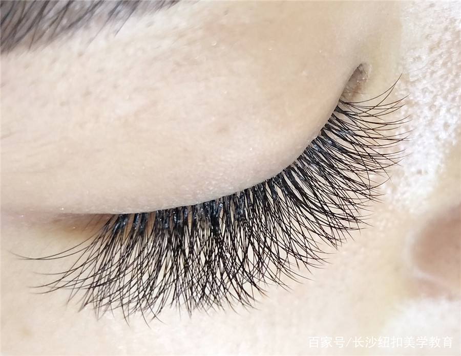 南寧紋繡學(xué)校：實(shí)用美睫技巧，讓你放大雙眼