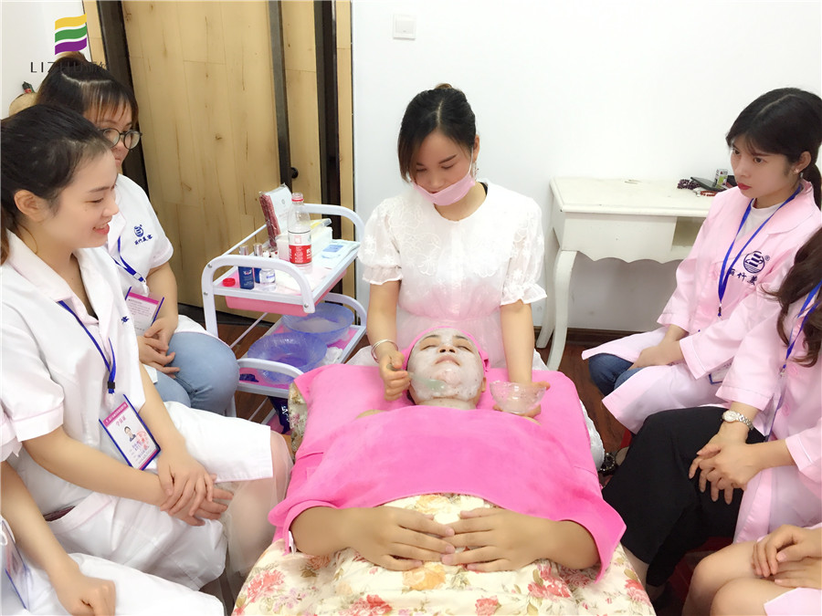 南寧美容學(xué)堂：敷膜，女人變美必修課程