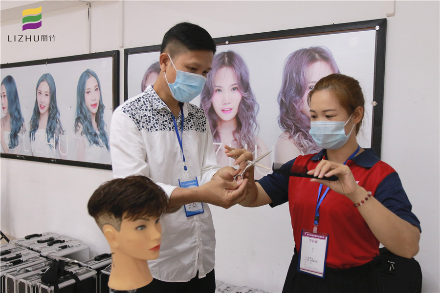 南寧美發(fā)課堂：一對一手把手教學