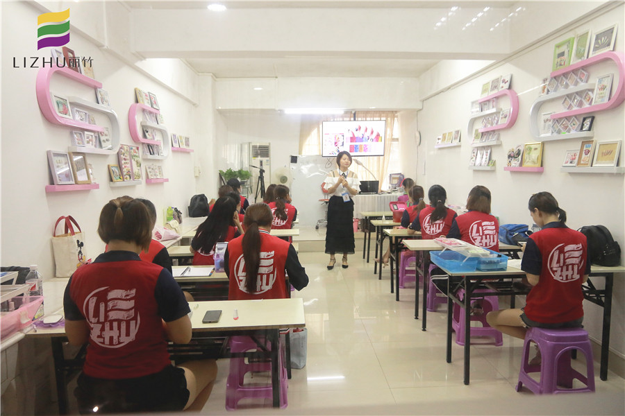 南寧美甲學(xué)校：美甲人的打磨時光