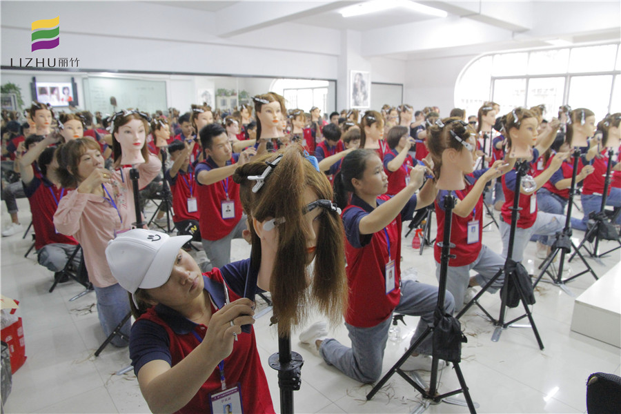 廣西美發(fā)學(xué)校：嘗試改變?nèi)松壽E