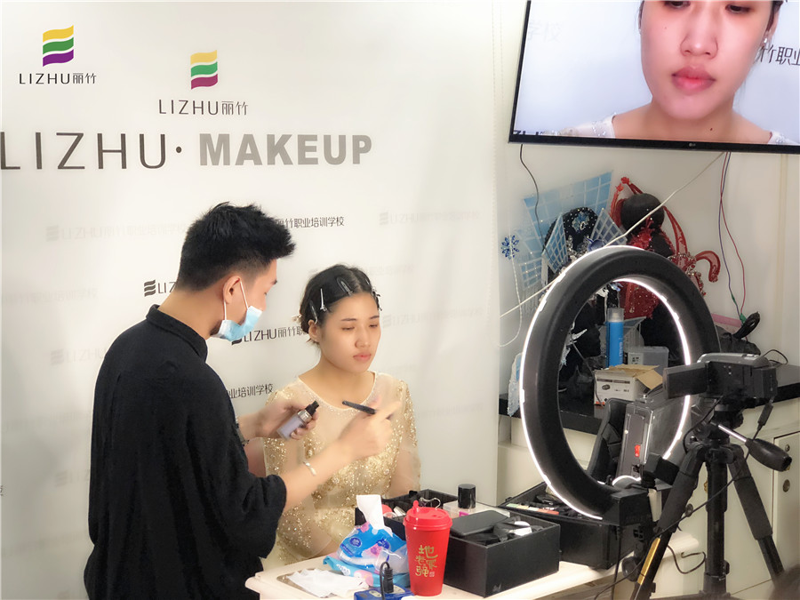 廣西彩妝學(xué)校：快看！畫真人了！