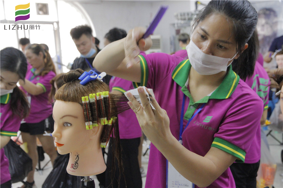 南寧美發(fā)學(xué)校：上發(fā)杠，你會(huì)了嗎