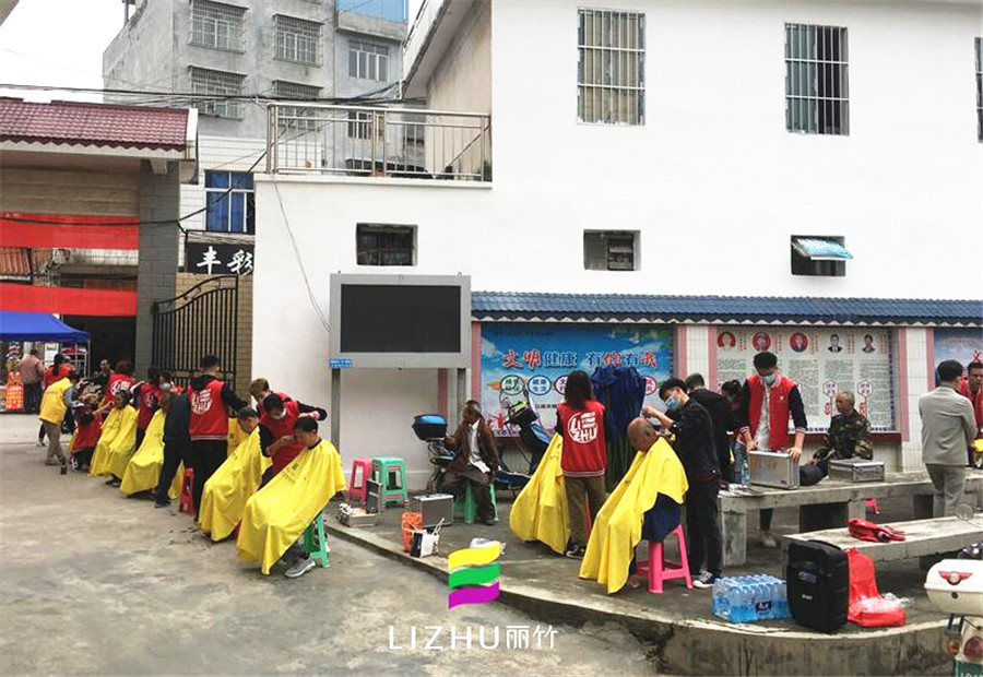 美發(fā)學(xué)校實(shí)踐：學(xué)習(xí)雷鋒，好榜樣