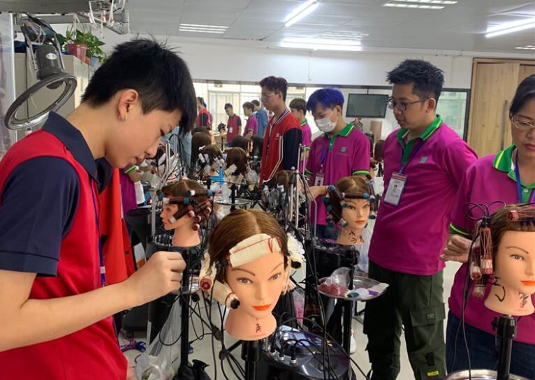 美發(fā)學?；ㄐ酰航K于可以上手熱燙