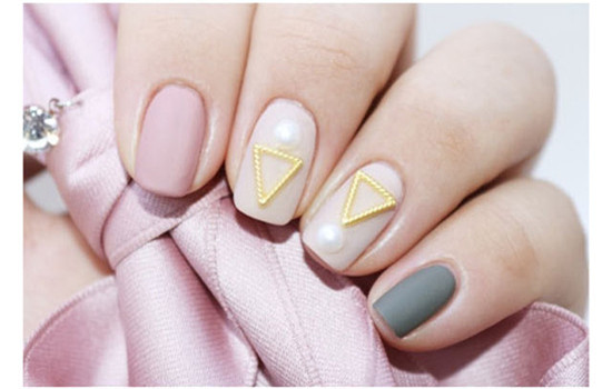 廣西美甲學(xué)校:簡單撞色美甲教程