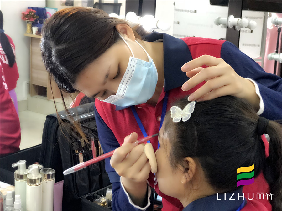 化妝學習：熱火朝天的化妝課堂