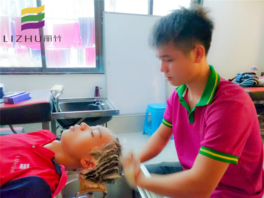 美發(fā)學(xué)員心得：老師，我們沒有忘