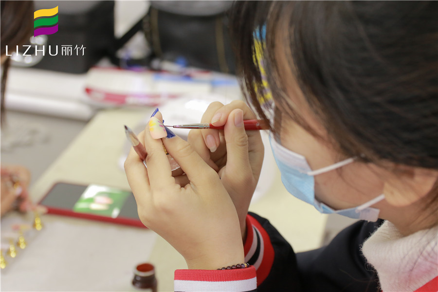 給你新年禮物，我們的專業(yè)美甲