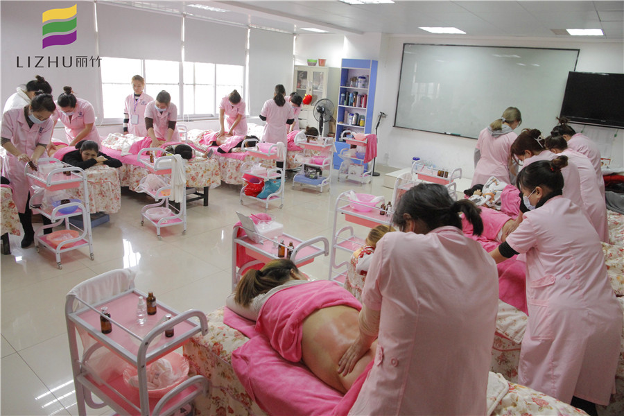 南寧美容培訓(xùn)：學(xué)習(xí)的道路不孤單