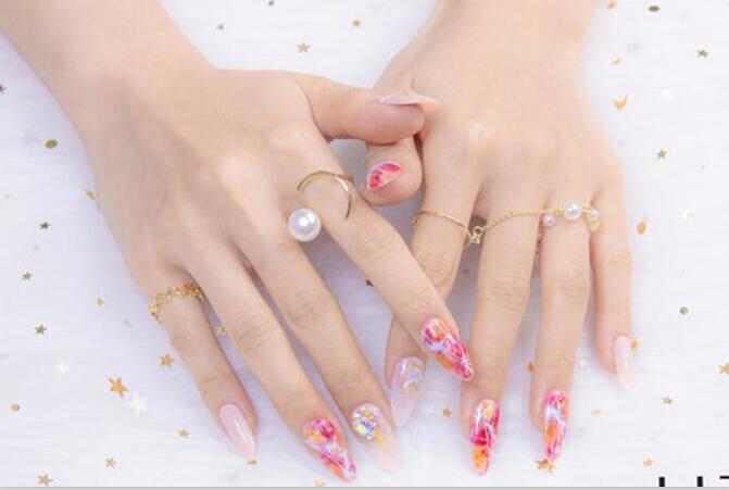 彩繪暈染美甲，南寧正規(guī)美甲培訓學校作品