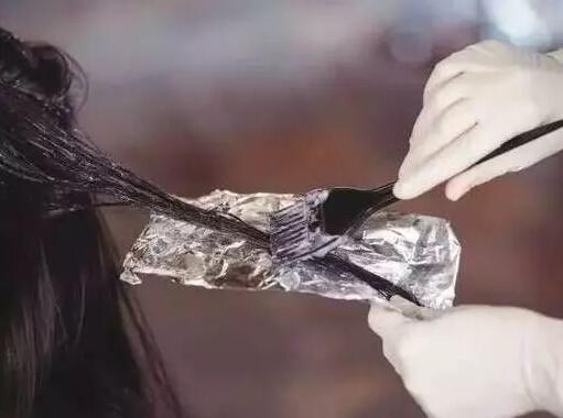 南寧美發(fā)學(xué)校：如何挑選染發(fā)劑