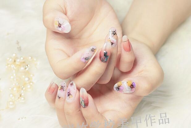 花朵彩繪美甲