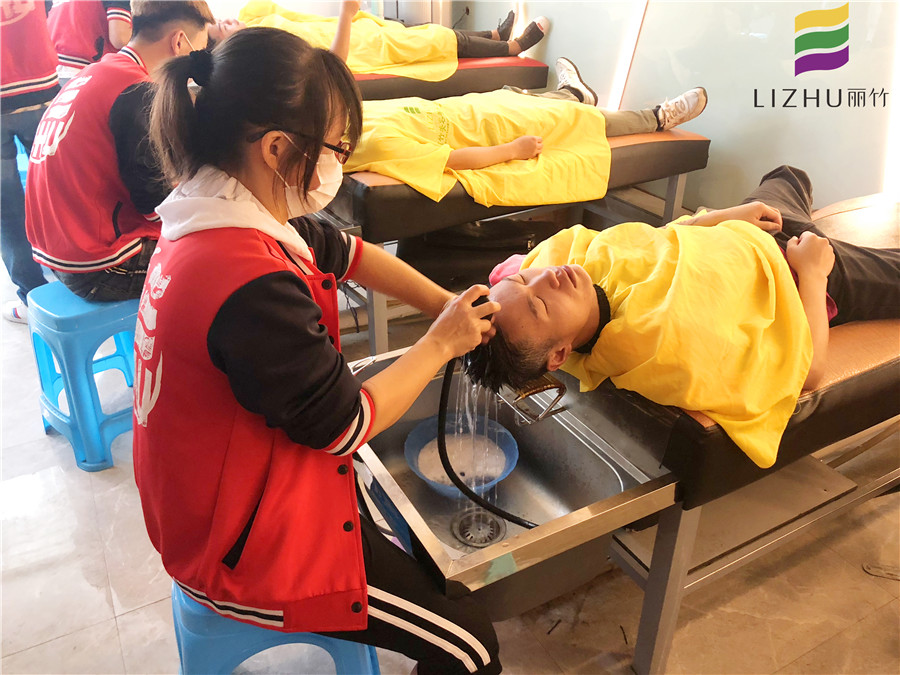 躺著洗頭的技巧 廣西口碑好的美發(fā)學校