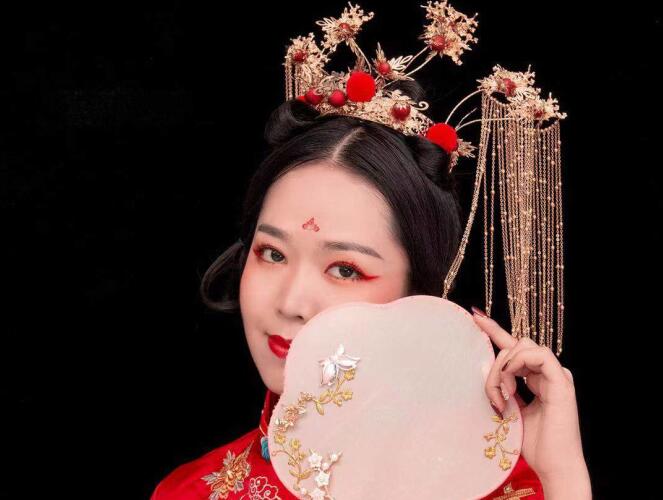 南寧化妝學校彩妝作品 中式秀禾新娘造型