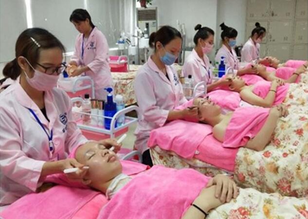 南寧出名的美容學校：面部撥筋好處多