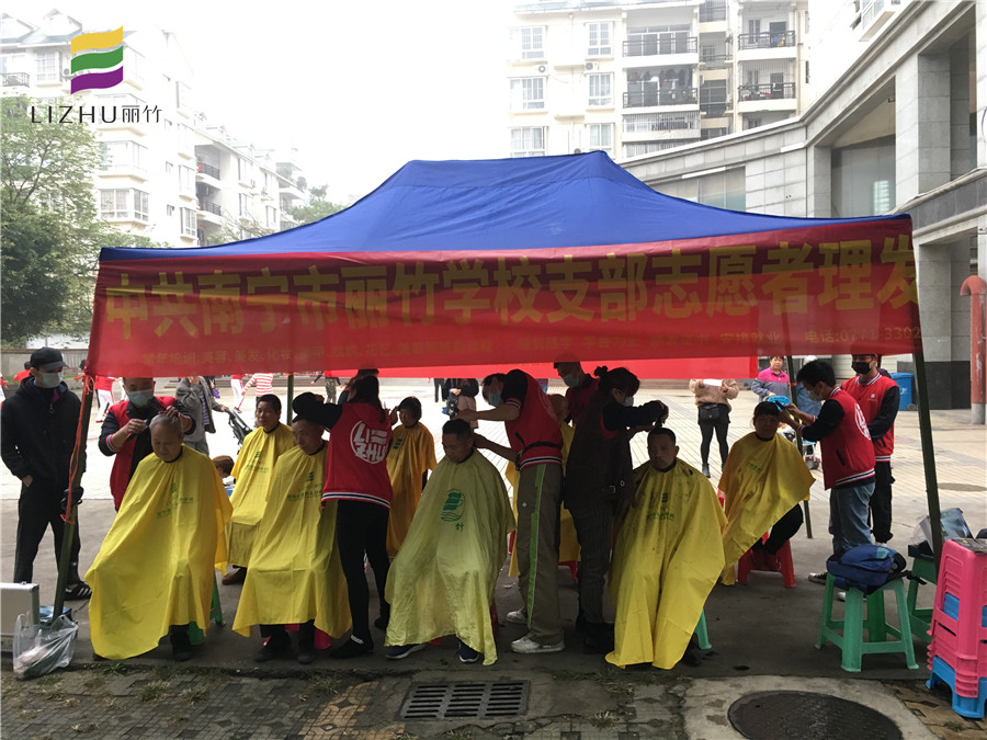 南寧美發(fā)學(xué)?！睂W(xué)雷鋒”活動為社區(qū)免費理發(fā)