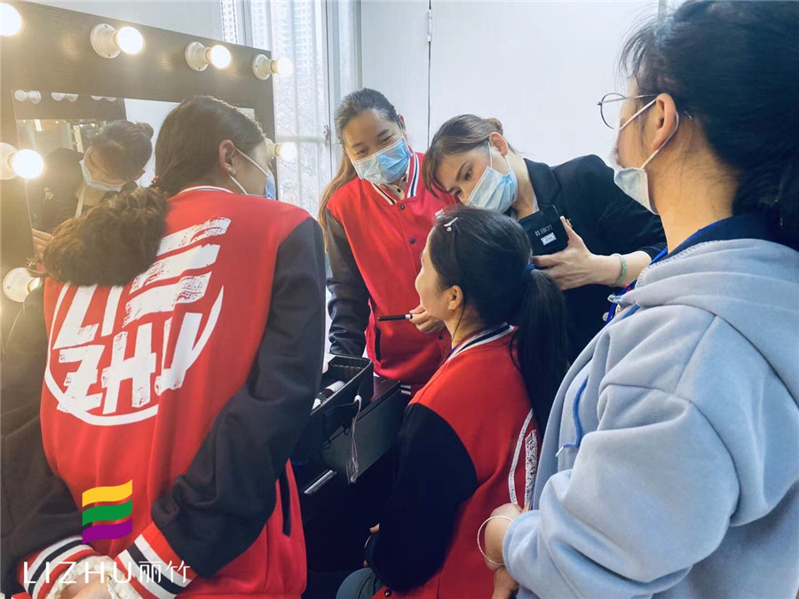 手把手教學，展現(xiàn)南寧化妝學校的魅力