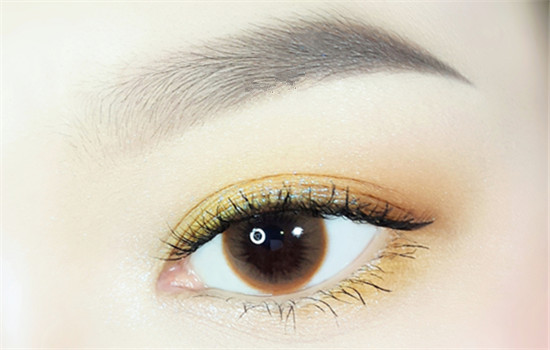 南寧有資質(zhì)的化妝學(xué)校：黃色眼影化妝教程