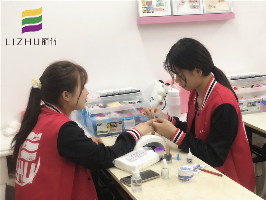 看了這份甲教程，會知道南寧美甲學(xué)校哪家好