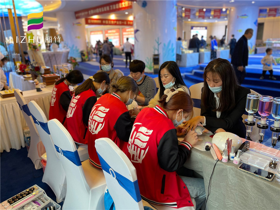 南寧化妝美甲學(xué)校組織學(xué)員進行美甲化妝實踐活動