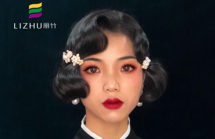 民國旗袍妝容，顯示南寧專業(yè)化妝學(xué)校實(shí)力