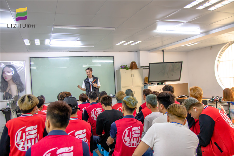 南寧學(xué)美發(fā)好就業(yè)嗎？來(lái)麗竹學(xué)?？纯淳椭懒?>
								
								<span id=