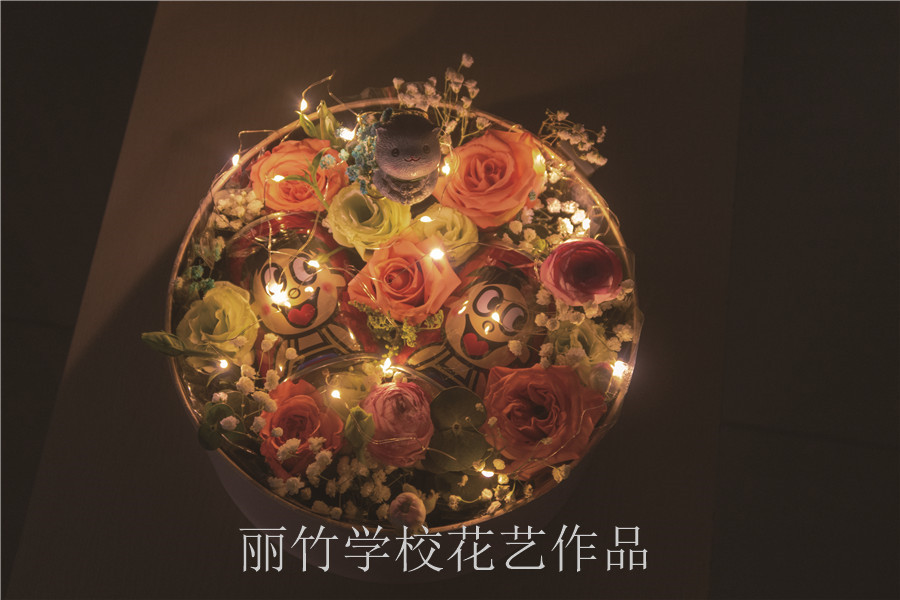 東西插花教程對比，南寧花藝學(xué)習(xí)為你剖析