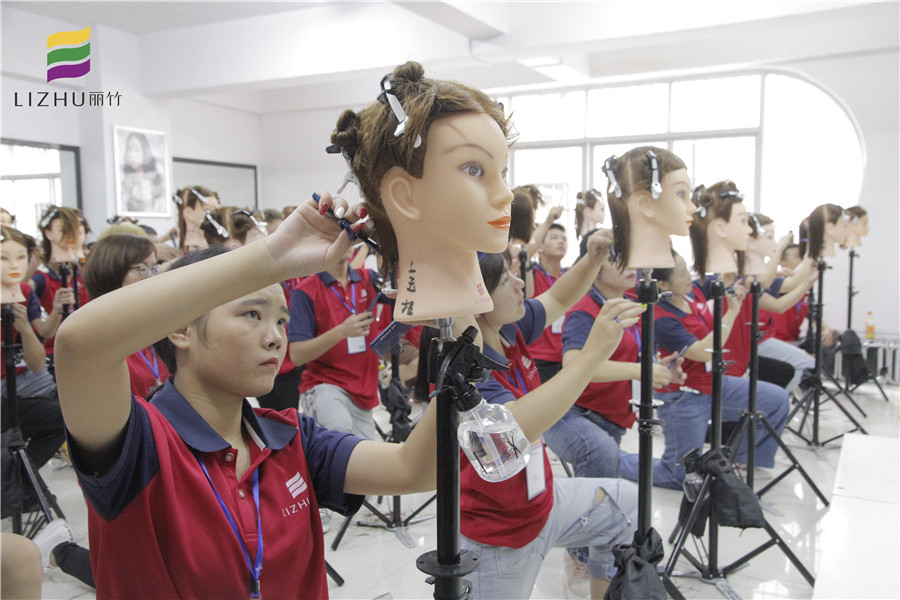 美發(fā)師必會(huì)剪發(fā)姿勢(shì)，南寧專業(yè)美發(fā)學(xué)校來(lái)教你