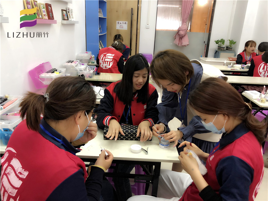 粘貼甲片，廣西美甲培訓(xùn)課程必學(xué)內(nèi)容