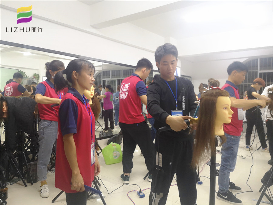 初學(xué)者電棒使用技巧，南寧美發(fā)學(xué)校老師手把手教你