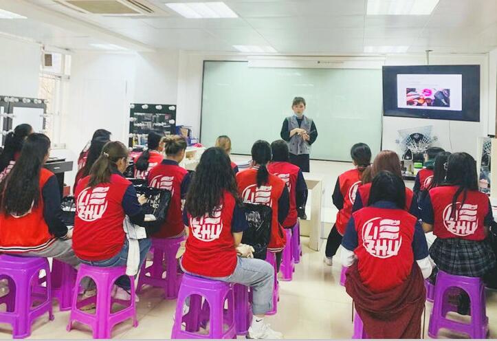 南寧彩妝學(xué)校哪家比較好？來(lái)看看我們的基礎(chǔ)課堂吧