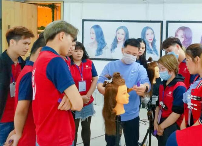 廣西美發(fā)學校時尚電棒造型班開課，學員爆滿