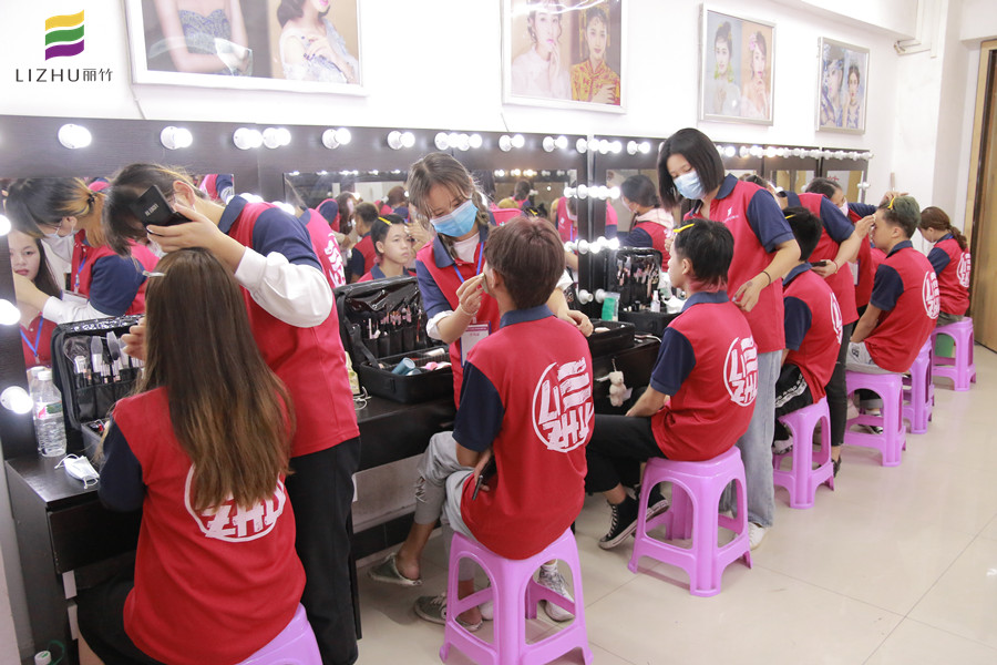 看看她們的課堂，感受廣西化妝培訓哪家專業(yè)