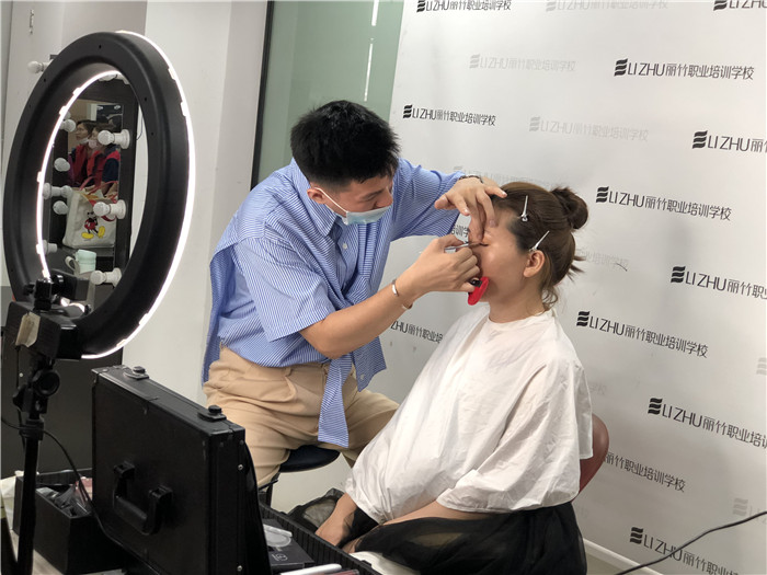 韓式名媛妝容怎么畫？南寧專業(yè)彩妝培訓教你