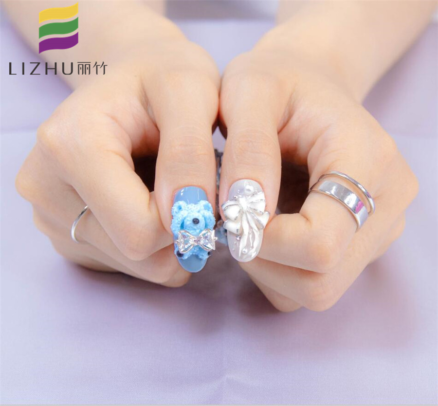 可愛卡通雕花美甲，精湛技法展示廣西美甲學(xué)校哪家技術(shù)好