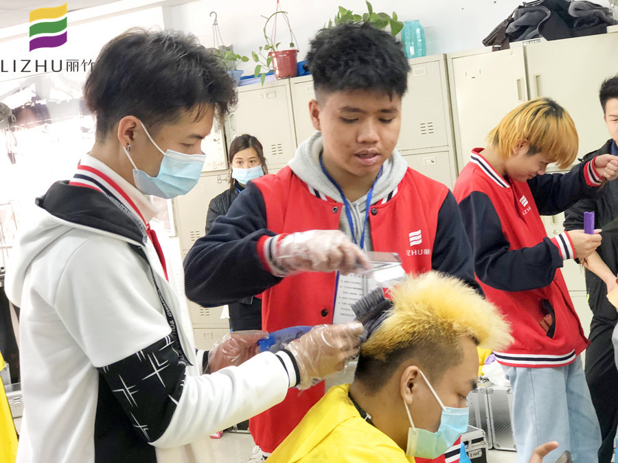 來南寧美發(fā)培訓(xùn)班，學(xué)專業(yè)染發(fā)技術(shù)