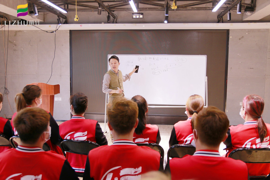 乾健·形象設(shè)計(jì)沙龍招人啦！廣西美發(fā)學(xué)校為你解決就業(yè)之憂