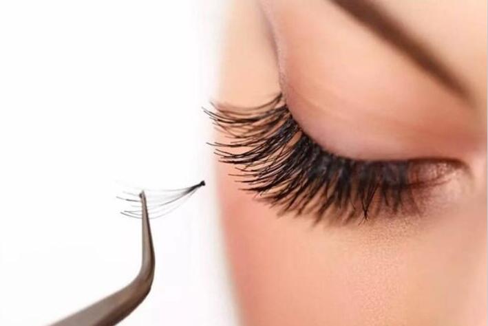 嫁接睫毛紅腫怎么辦？南寧美睫學校來幫你